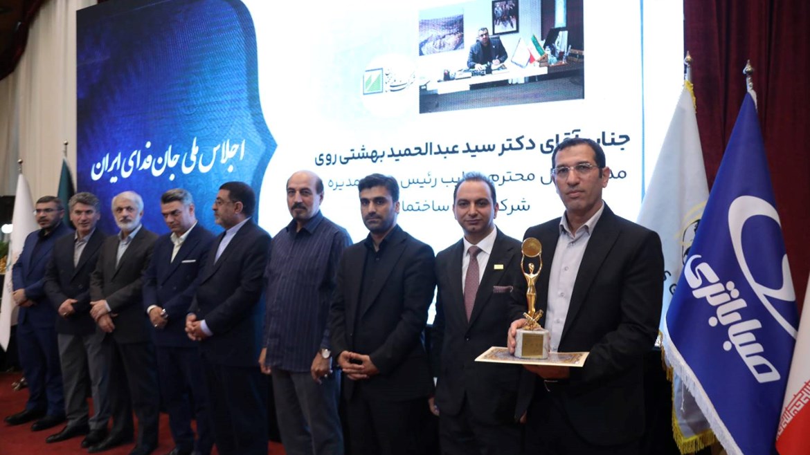افتخاری دیگر برای شرکت ملی ساختمان؛ مدیرعامل شرکت موفق به دریافت تندیس و ارزشنامه «مدیران جهادی» شد