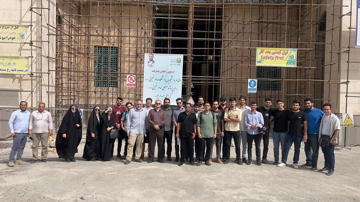 دانشجویان دانشگاه بین المللی امام خمینی (ره)   قزوین در قالب اردوی راهیان پیشرفت از پروژه مصلی امام  خمینی تهران شرکت ملی ساختمان  بازدید کردند