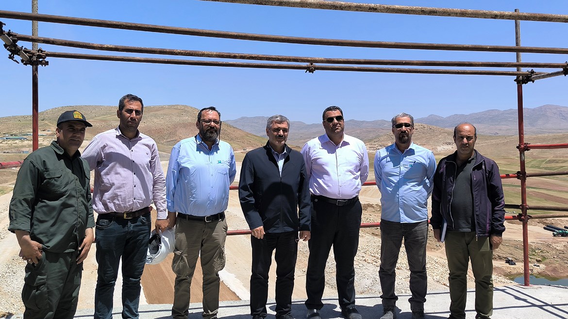 حضور مهندس شاهسواری و دکتر بهشتی روی و سایر عوامل اجرایی پروژه در تاریخ ۲۸ اردیبهشت ۱۴۰۴ در کارگاه سد مخزنی مخملکوه